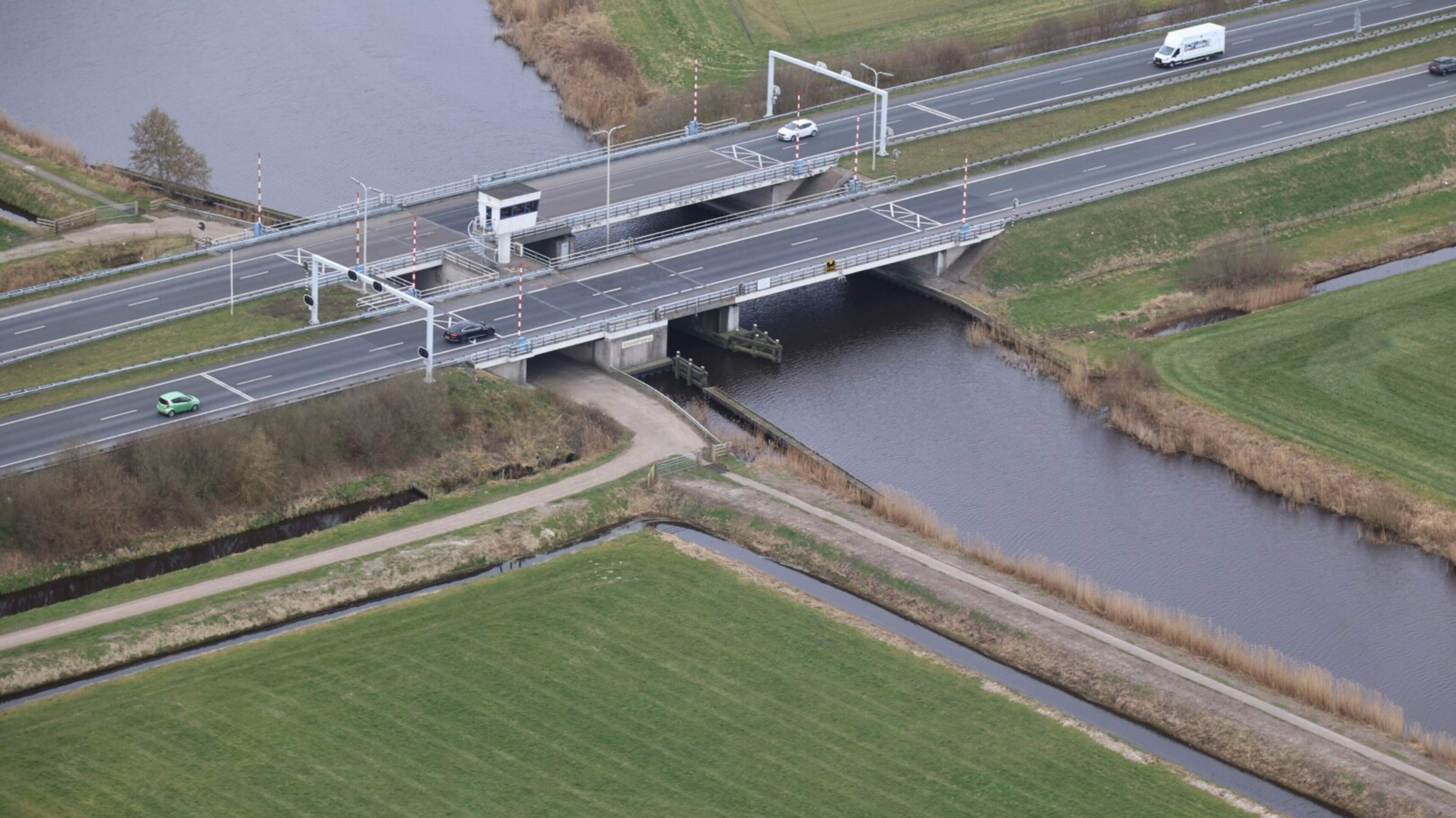 Djaloeka (53) uit Scharsterbrug moet uur omvaren door kapotte brug in A6, geld Rijkswaterstaat is op