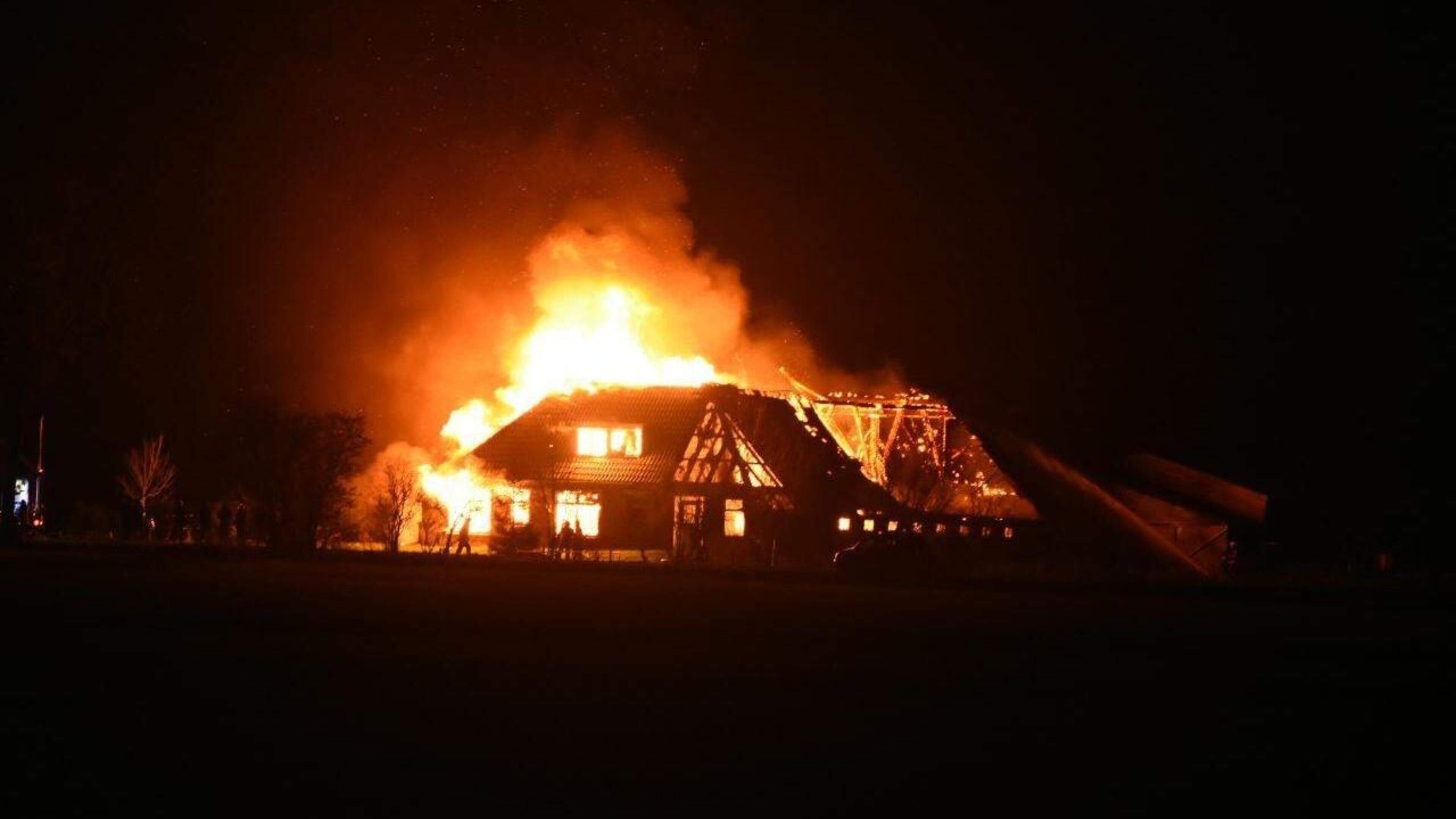 Brand verwoest boerderij in Haskerdijken op kerstavond