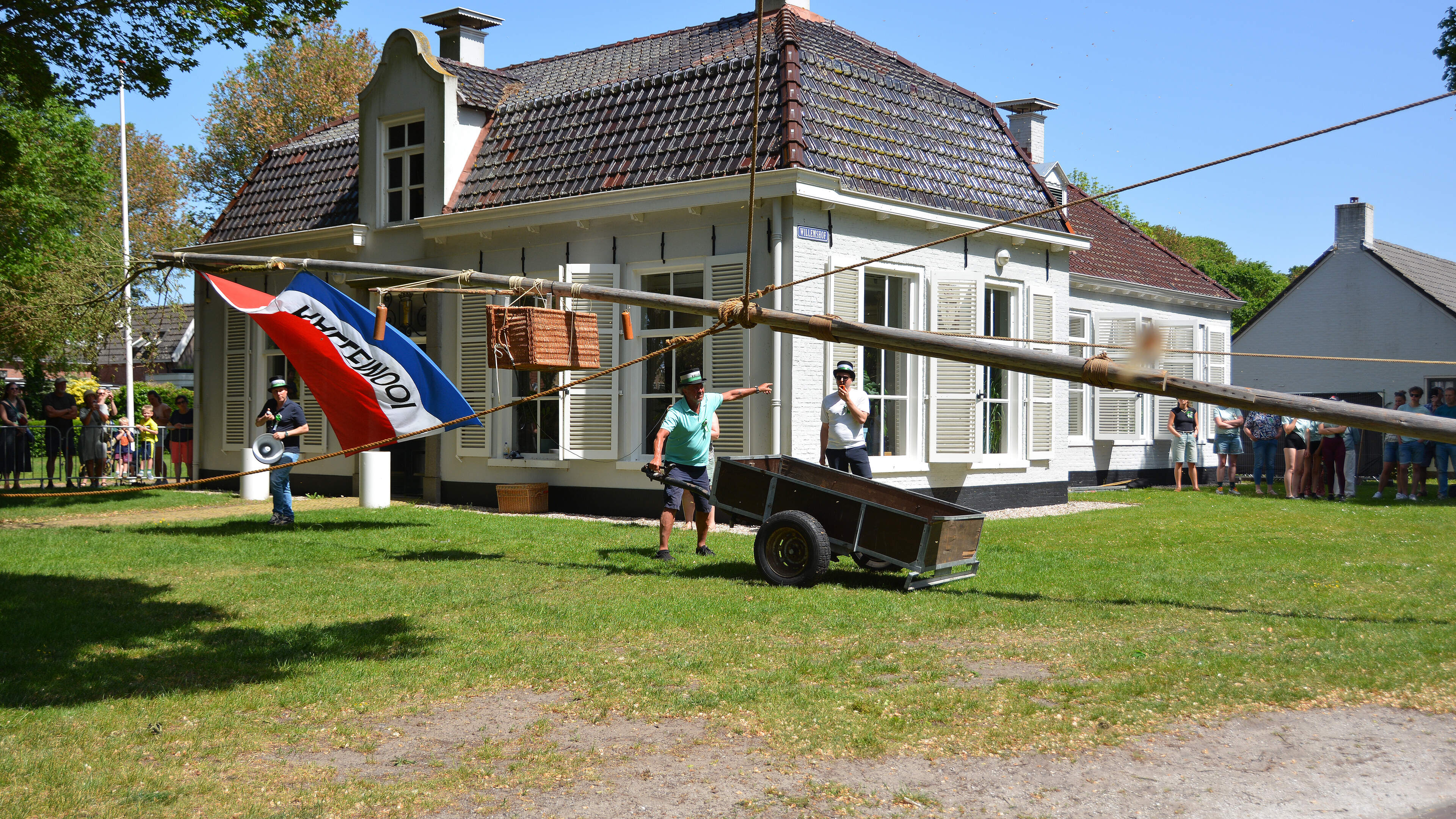Haan op Schiermonnikoog vanwege extreem weer eerder uit mast gehaald