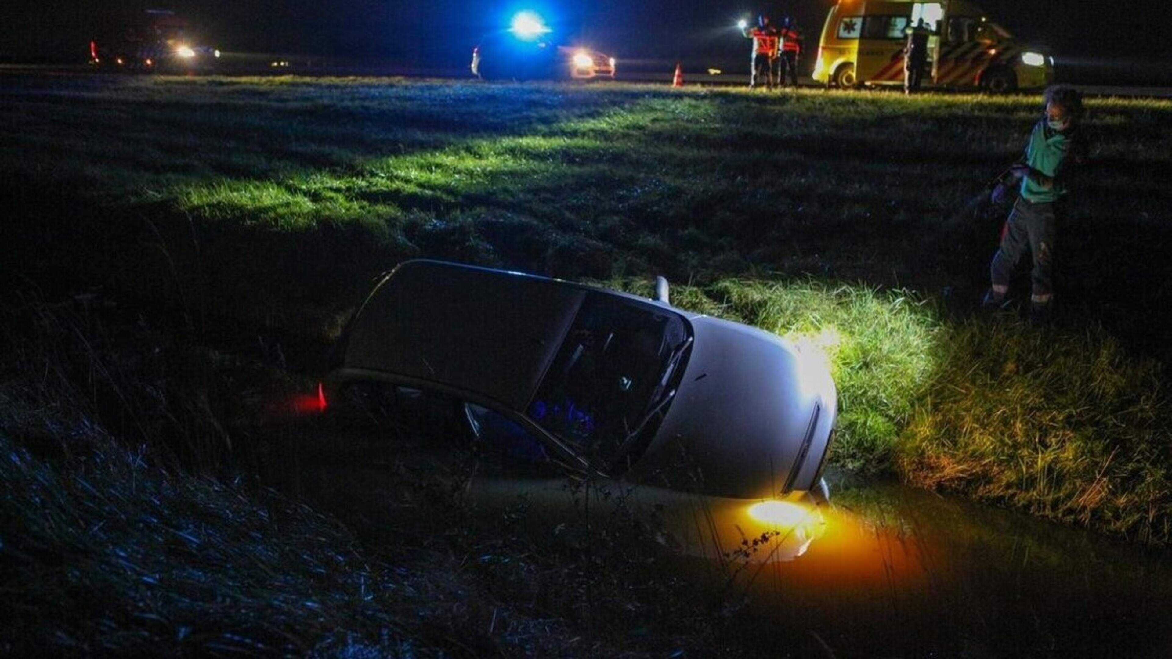 Auto raakt te water in Witmarsum, bestuurder naar het ziekenhuis