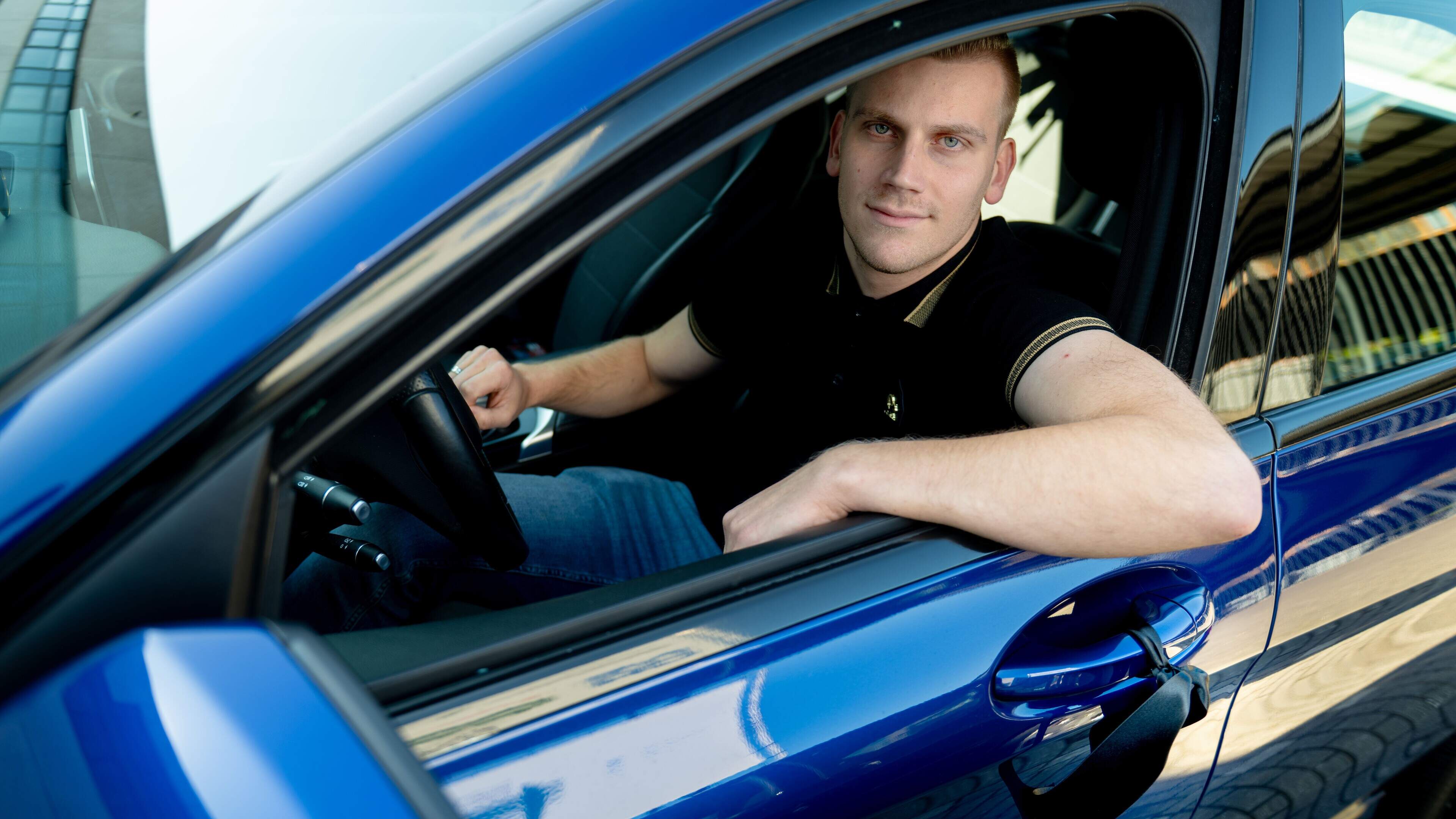 Waarom vrachtwagenchauffeur Chris (25) uit IJlst vandaag met een zwart lint aan zijn auto rijdt