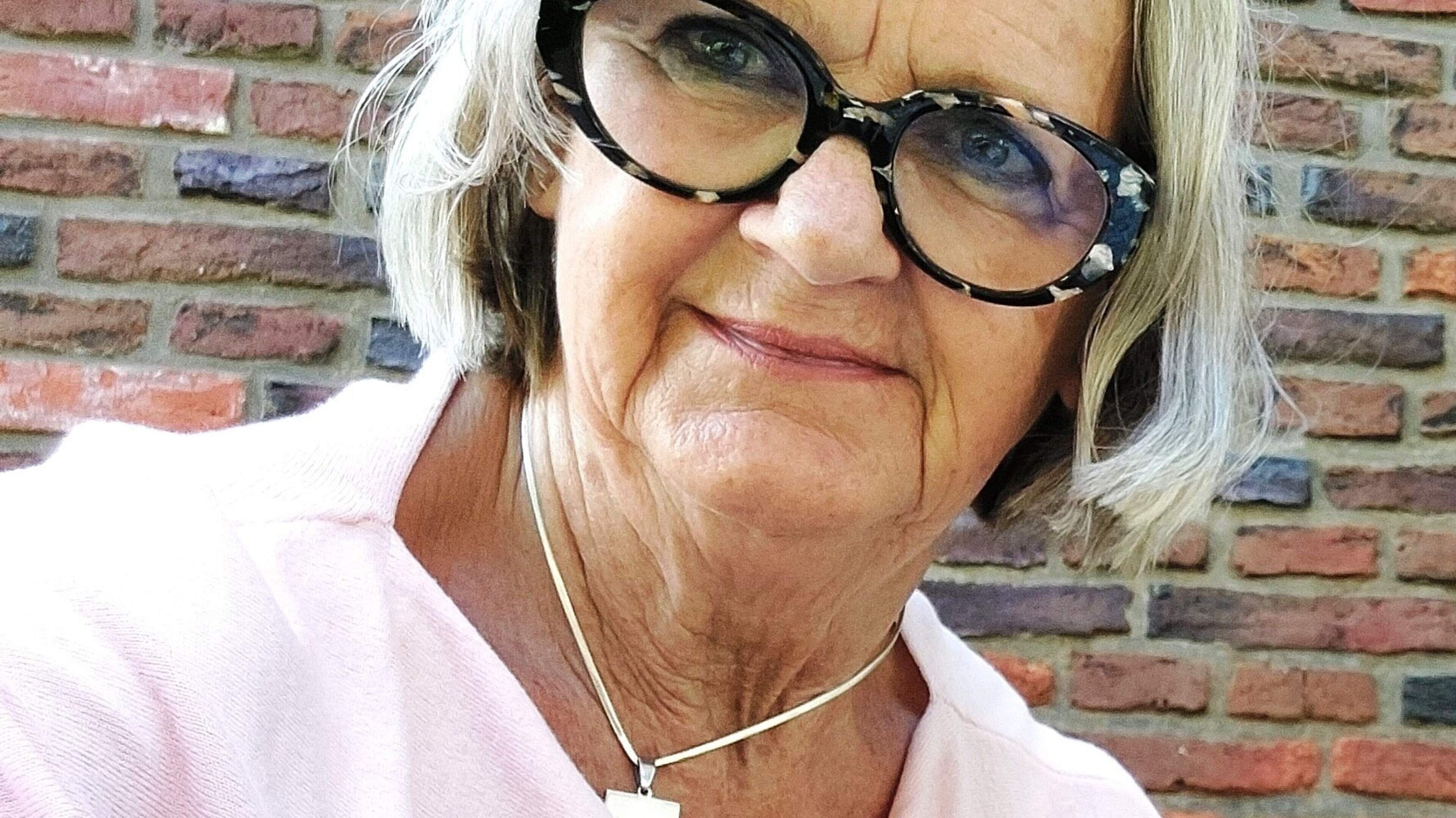 Hoe ga je om met onmetelijk verlies? Jelly (73) bleef een sterke vrouw na dood van dochters Claudia 