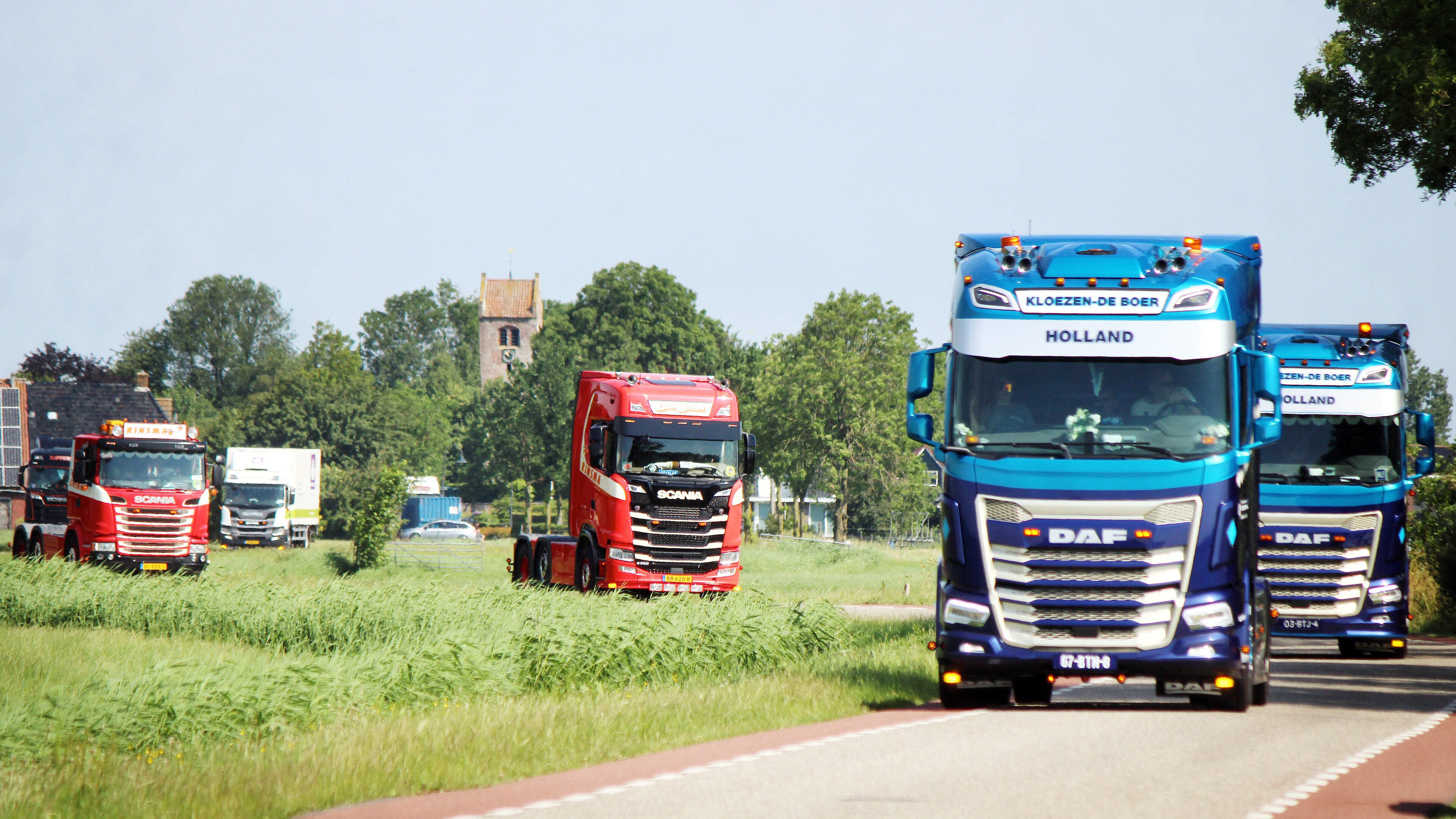 Tropische hitte schrikt bezoekers Truckfestival Burdaard niet af: ‘Truckers foarmje ien grutte famyl