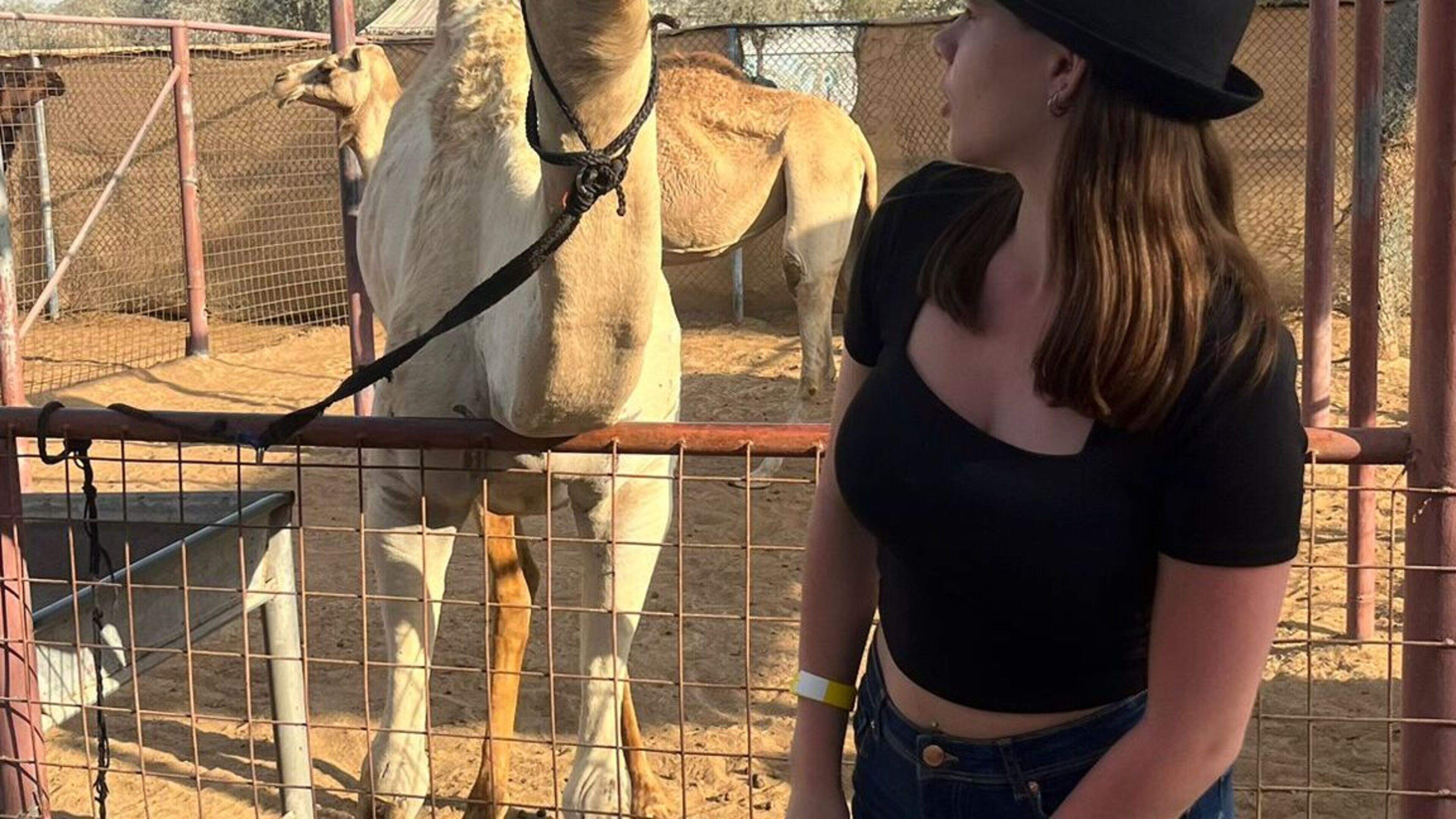 Jolanda (17) uit Oosternijkerk is met moeder en zus in Dubai en ziet de raketten vliegen. ‘Wij voele