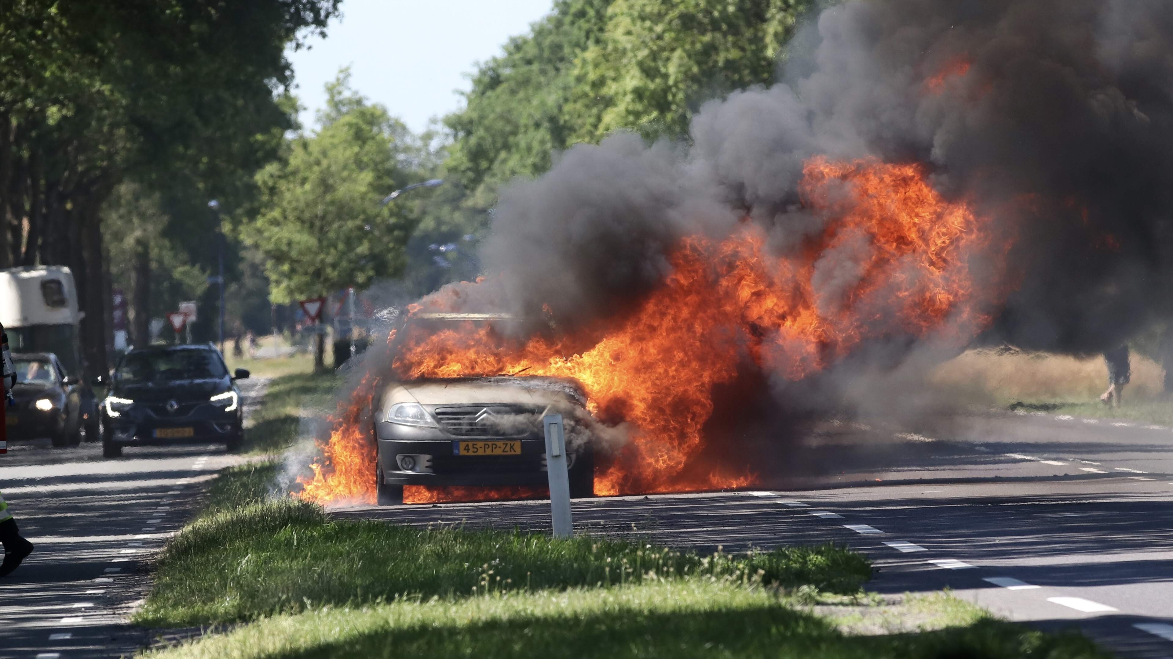 Auto brandt volledig uit op N351 bij Nijeberkoop