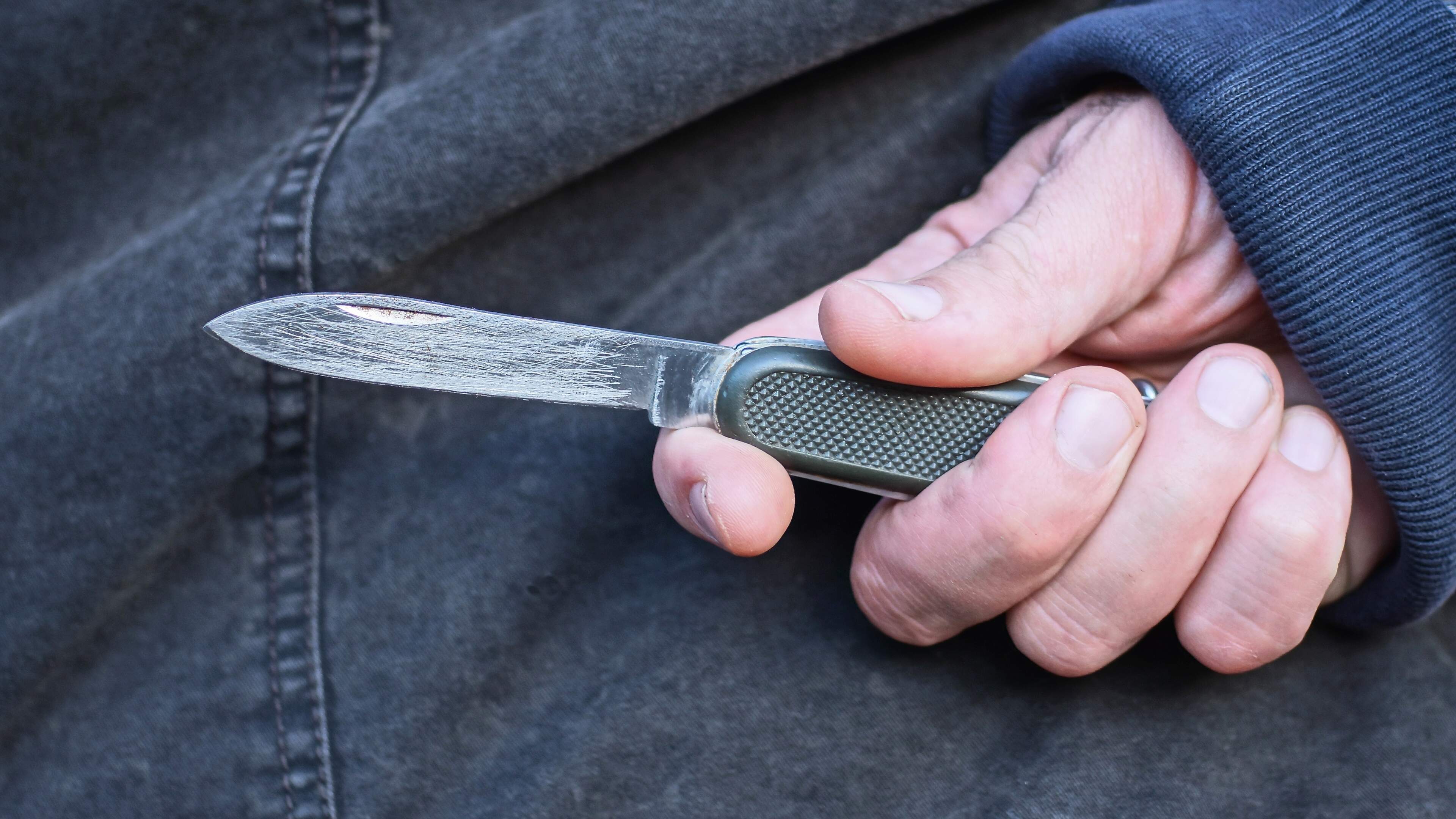 Man (30) uit Echtenerbrug bijt agent in pink na fouillering in Wolvega: geen celstraf door ggz-traje