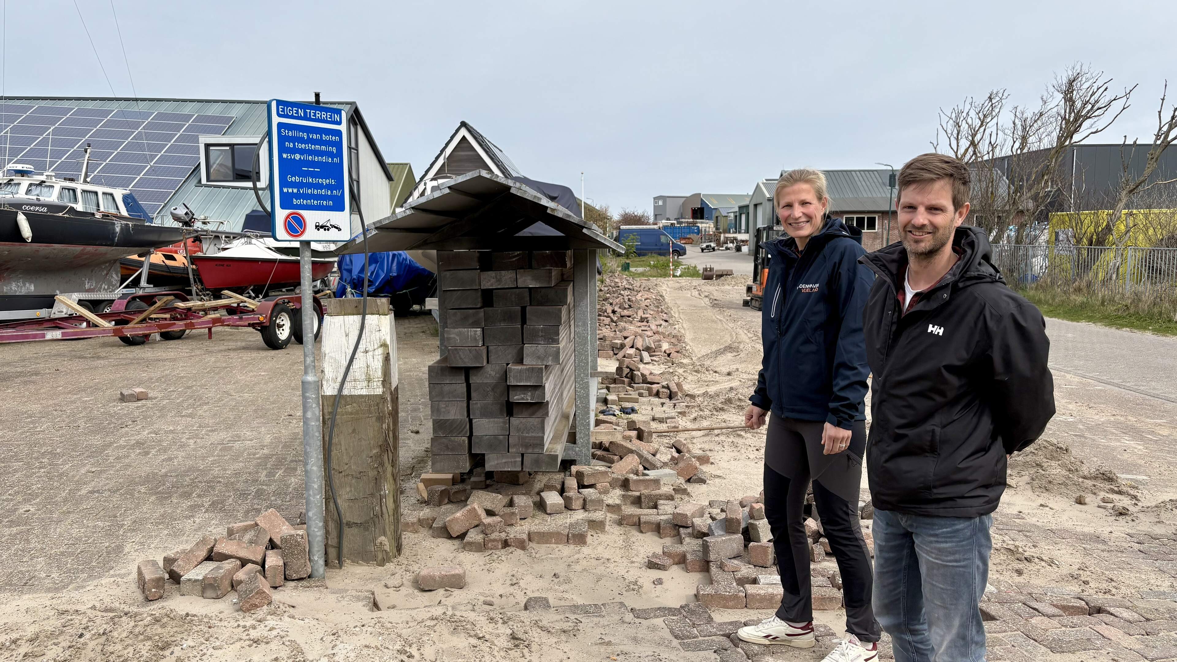 Douchen in jachthaven van Vlieland gaat op warmte van zon en zeewater. ‘In zeven jaar is dit terugve