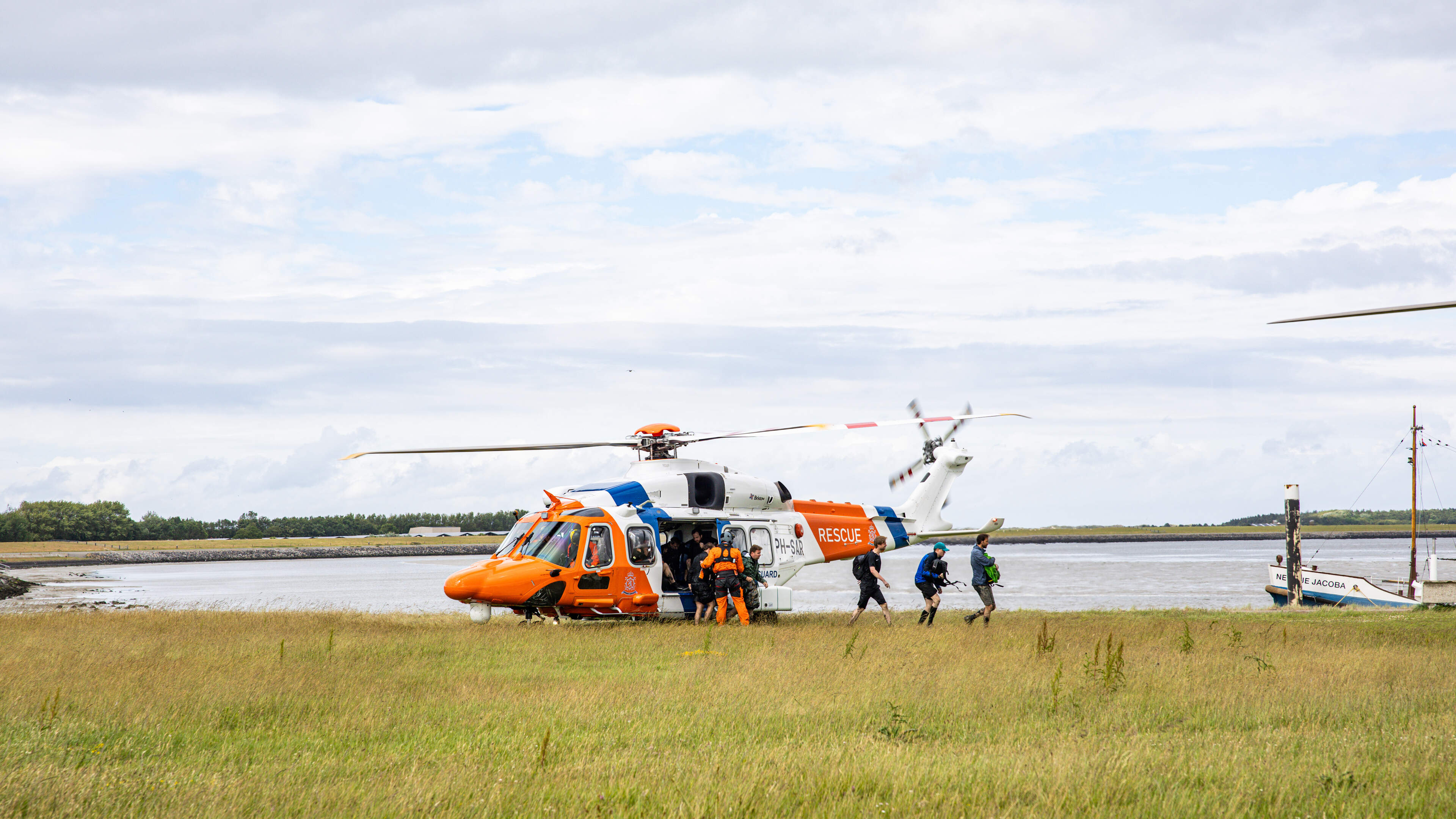 Groep wadlopers overvallen door opkomend water. Gids Wim blies tocht naar Ameland vrijdag juist af. 