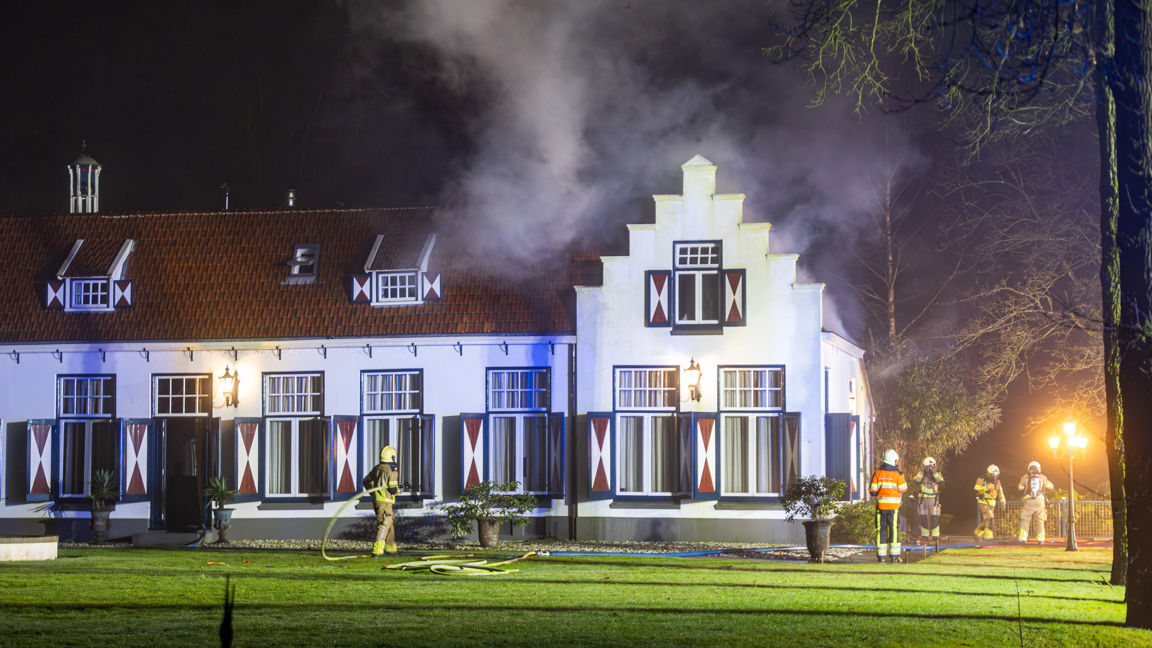 De brand in het rijksmonument op Landgoed Princenhof bij Oranjewoud veroorzaakte zondagavond laat fl