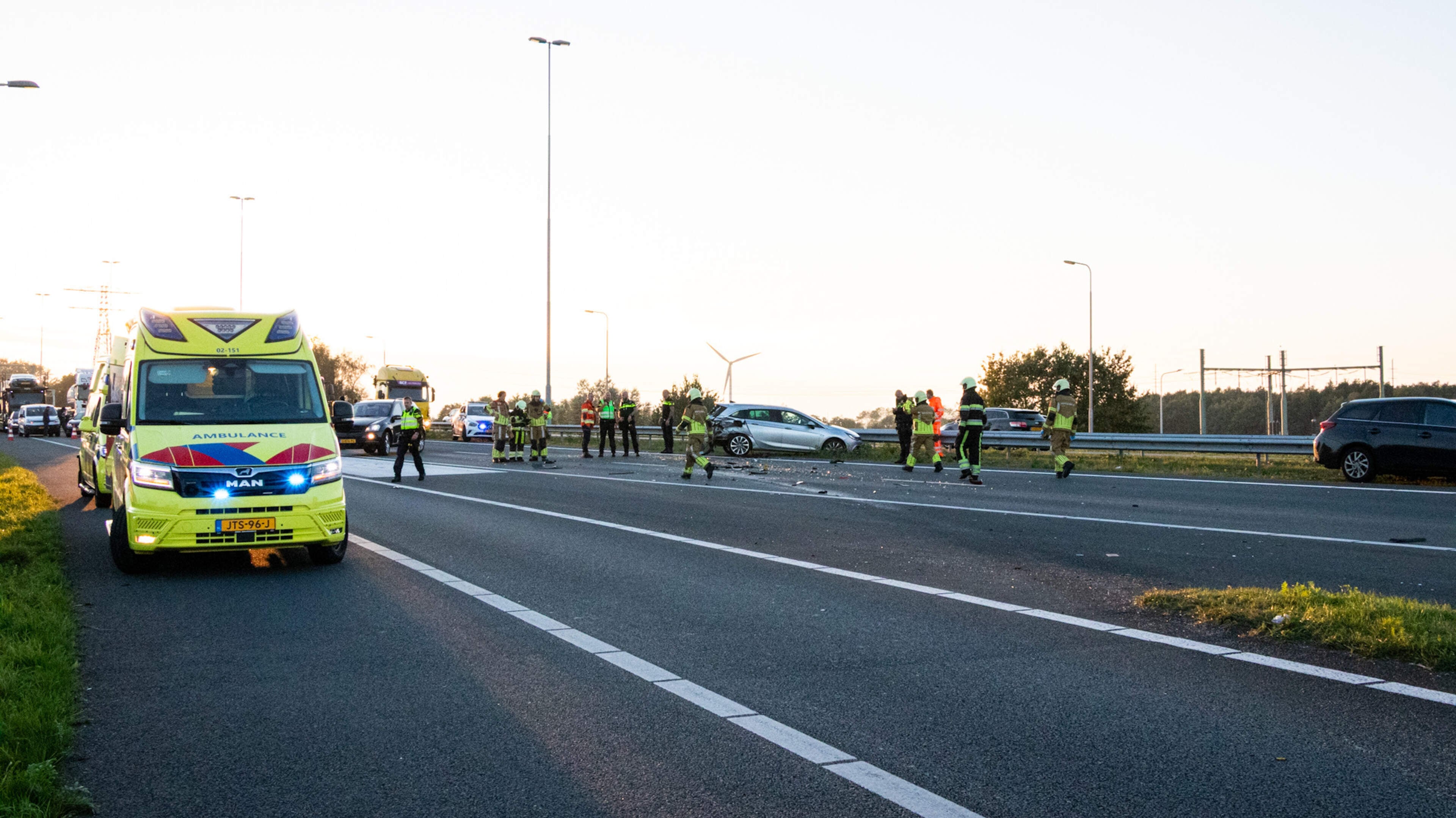 Track restrictions between Leeuwarden and Buitenpost over & A7 open again after accident with multiple injuries