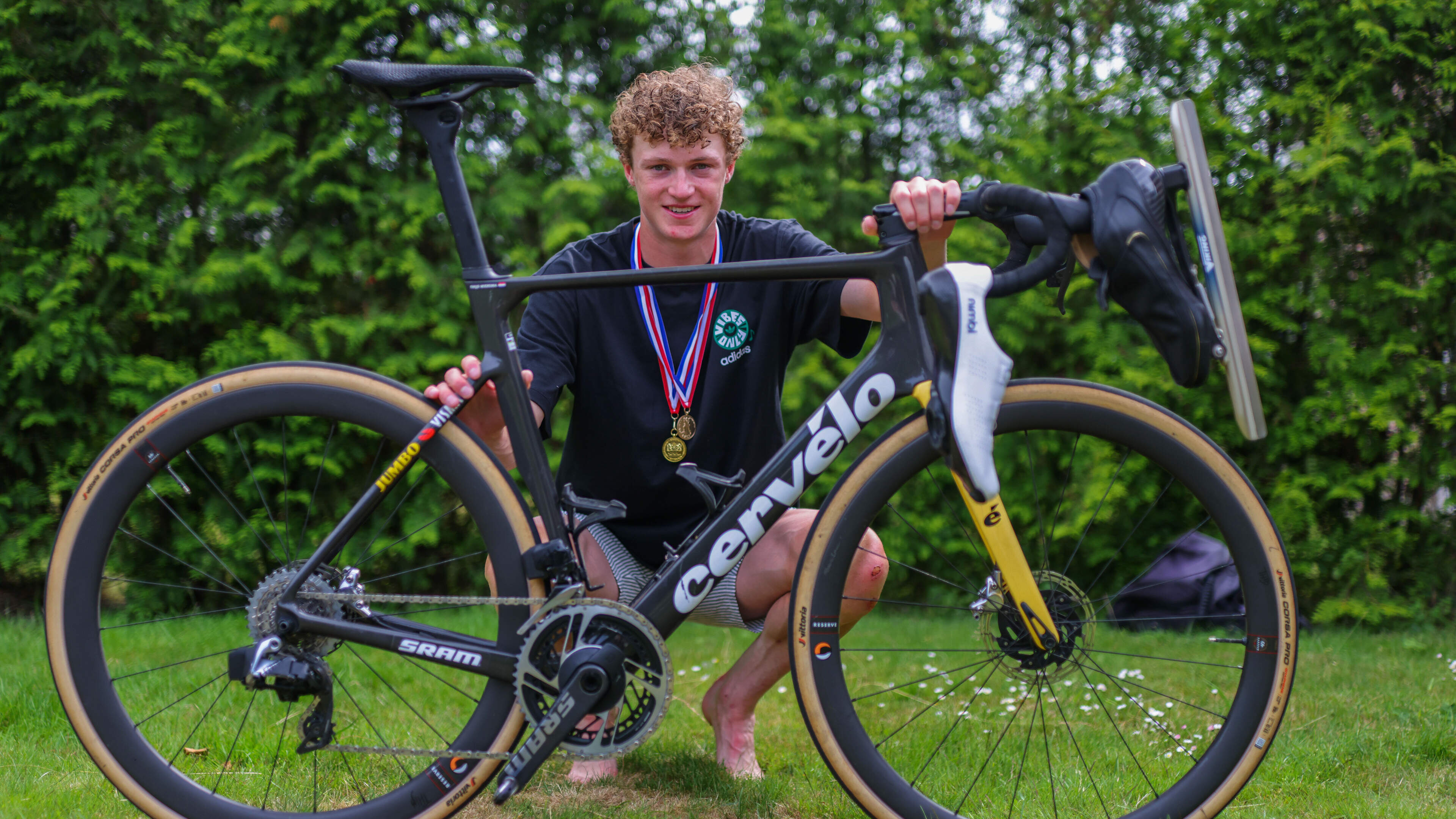 Thijs Wiersma uit Sint Nicolaasga wint Parijs-Roubaix bij junioren