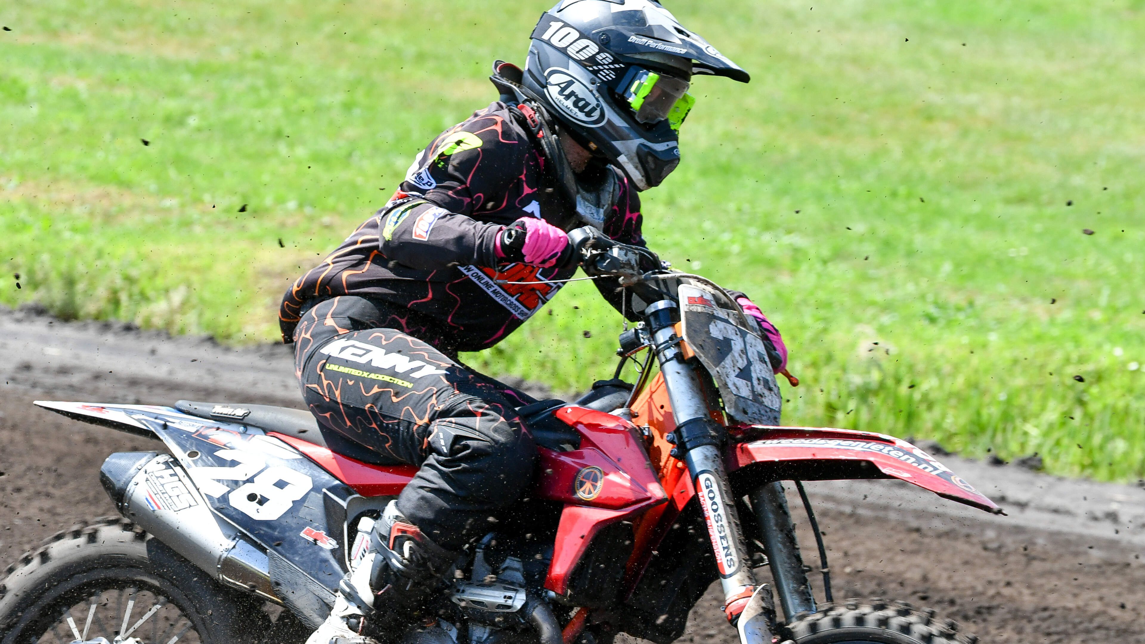 Gladde bochten en brullende motoren op de grasbaanrace in Joure. ‘Het is een kwestie van lef’