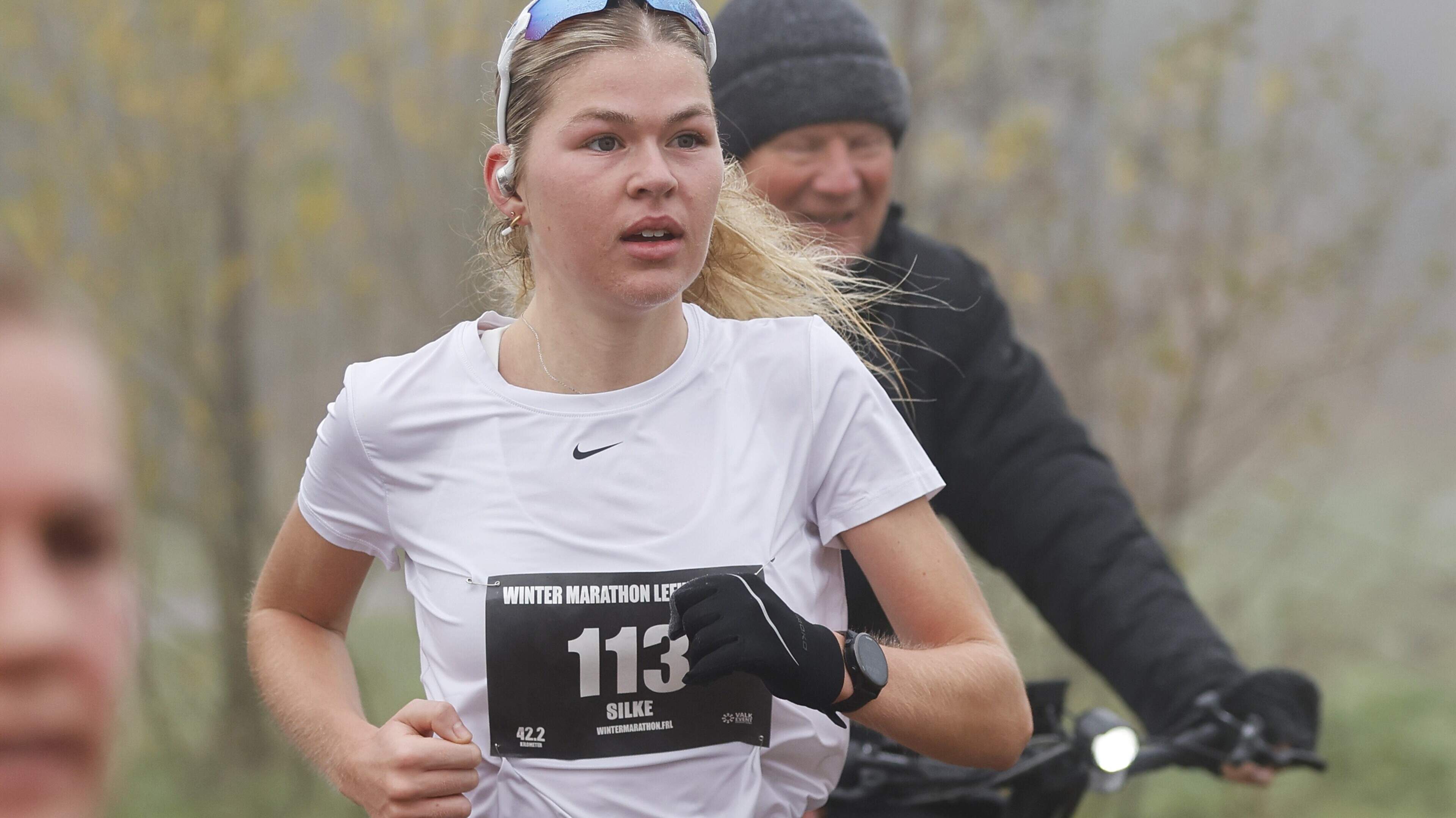 Silke (21) uit Ternaard loopt haar eerste officiële marathon en wint meteen. ‘Hoe kan jij zo hard re