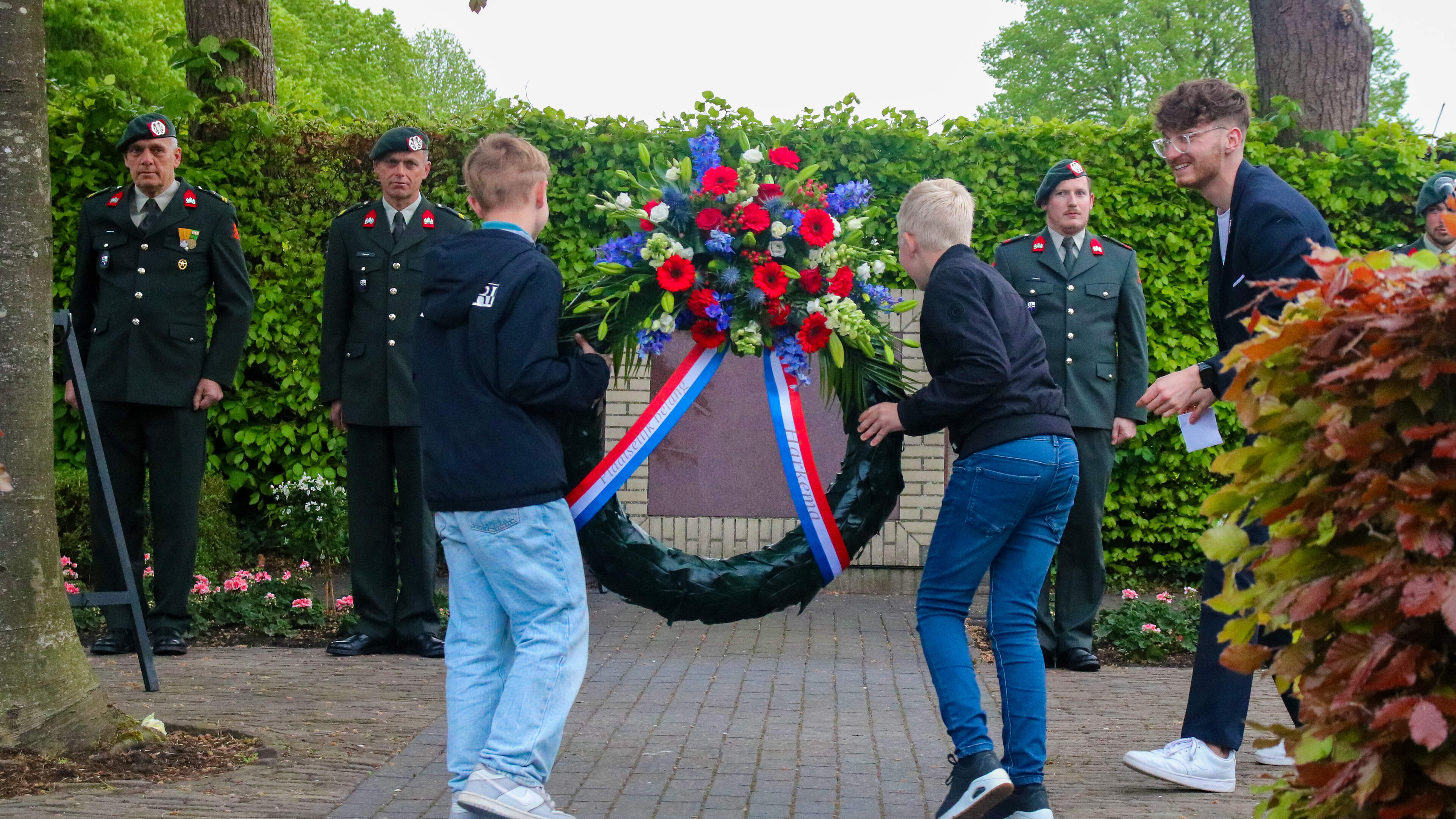 Saamhorigheid en respect tijdens herdenking in Harkema